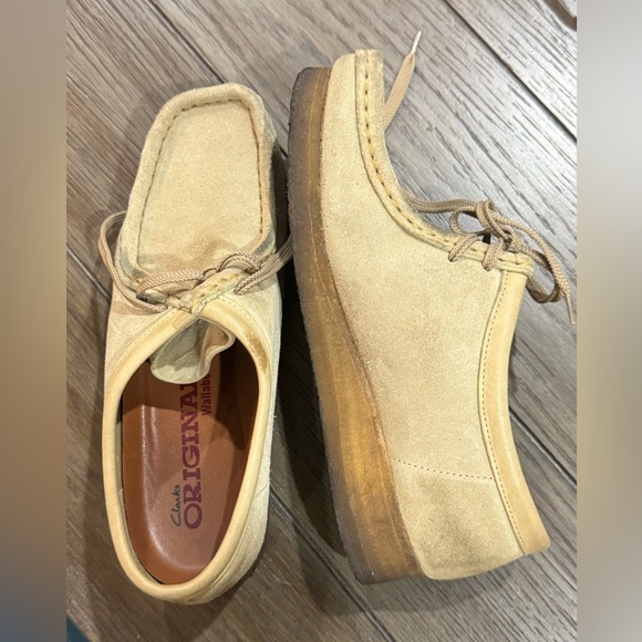 Women’s size 8 Clark’s in a light tan - Picture 5 of 5